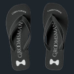 Einfache Fun Trauzeuge Name & Bow Krawatte Hochzei Flip Flops<br><div class="desc">Diese lustigen Flip Flops sind eine gute Möglichkeit, den Trauzeugen bei Ihrer Hochzeit zu danken, und eine wunderbare Art, seinen Füßen eine Pause nach einem langen Tag zu geben! Sie zeichnen sich durch ein schlichtes Weiß im Schwarzen Design aus, wobei sein Name oben steht, das Wort "Trauzeuge" in klassischen Buchstaben...</div>