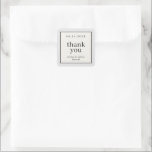 Einfache Gastgeschenk Hochzeit der neutralen Grenz Quadratischer Aufkleber<br><div class="desc">Mit dieser einfachen,  textbasierten Gastgeschenk Hochzeit machen Sie eine Erklärung von schlichter Eleganz und bedanken sich bei Ihrem Aufkleber mit einem dezenten schwarz-grauen Rand auf neutralem Ekru. Verwenden Sie die Anpassungsoption,  um die Farben und Schriftart zu ändern,  um Ihr Hochzeitstil Anzug zu geben.</div>