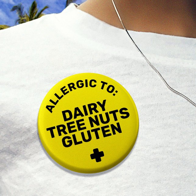 Einfache gelbe schwarze Lebensmittelallergie mediz Button (Yellow allergy badge that says 'allergic to dairy, tree nuts, gluten')
