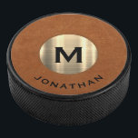 Einfache Gold-Classic-Monogramm-Bezeichnung Eishockey Puck<br><div class="desc">Das mit Monogramm Design ist mit einem goldfarbenen,  gebürstetem Metalllogo aus gebürstetem Metall auf einem dunkelbraunen Lederhintergrund mit personalisiertem Anfangs- und Namen in klassischer Blocktypografie ausgestattet. Personalisieren Sie Ihre Eingabe und Ihren Namen.</div>