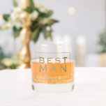 Einfache Gold-Text-Name Datum Trauzeuge-Geschenk Whiskyglas<br><div class="desc">Einfache Gold Text Name Datum Trauzeuge Geschenk. Ein großartiger Sake für Ihren Besten mit fett formatierter Typografie und dem Hochzeitstermin innerhalb einer Linie an der Vorderseite und leicht personalisieren mit seinem Namen auf der anderen Seite.</div>