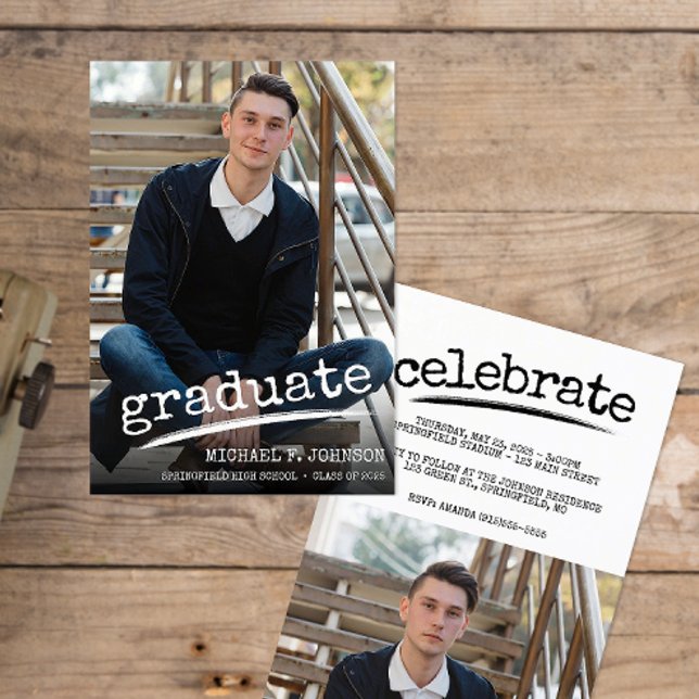 Einfache Graduate Grunge Foto Abschluss Einladung (Modern Two Photo Graduation Announcement)