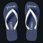 Einfache Groom Navy Blue Wedding Party Flip Flops<br><div class="desc">Einfache Groom marineblaue Hochzeitsfeier Flip Flops mit breiten Gurten und anpassbarem Text - Sie können Groom den Namen hinzufügen</div>