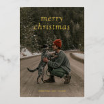 Einfache grüne Weihnachten Folien Feiertagskarte<br><div class="desc">Moderne Weihnachtskarte mit "fröhlichen Weihnachten" in einem einfachen Serif-Schriftart über Ihrem Lieblings-Foto. Die Rückseite hat Ihre personalisierte Nachricht auf einem dunkelgrünen Hintergrund.</div>