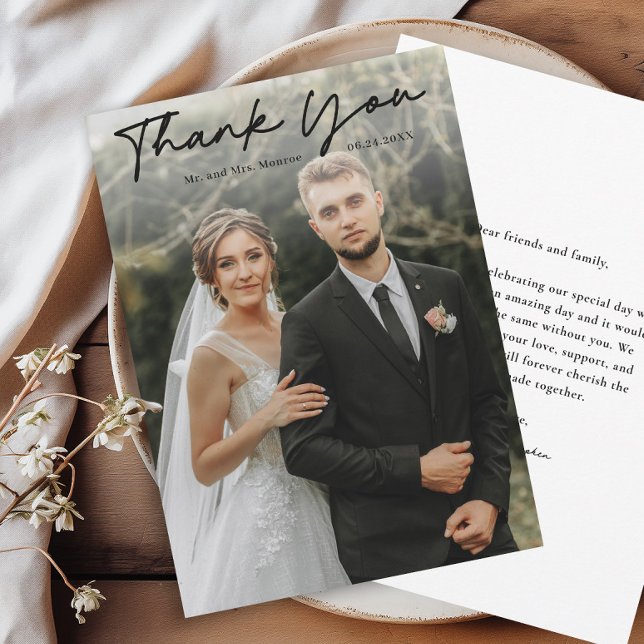 Einfache handgeschriebene Skript-Foto-Hochzeit Dankeskarte (Simple handwritten black script wedding photo thank you card.)