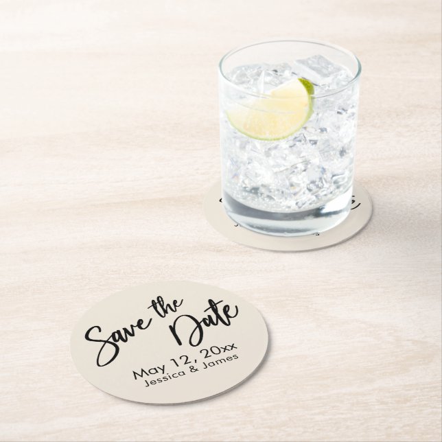 Einfache Handschrift Typografie Save the Date Crem Runder Pappuntersetzer (Vor Ort)