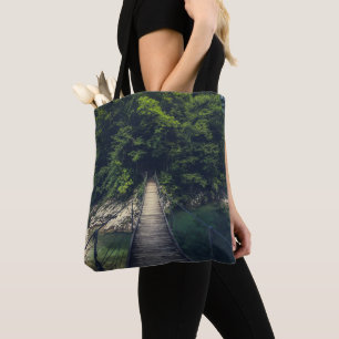 Einfache Hängebrücke über den Fluss Idrijca, Slove