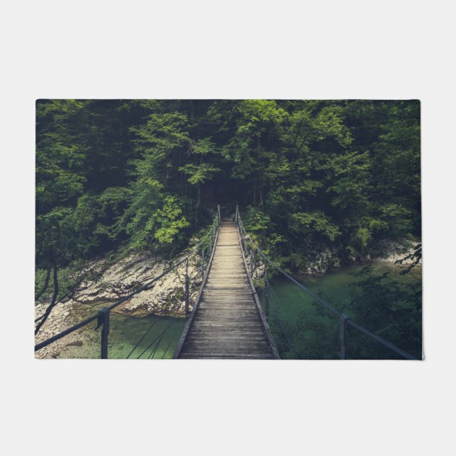Einfache Hängebrücke über den Fluss Idrijca, Slove Fußmatte (Vorderseite)
