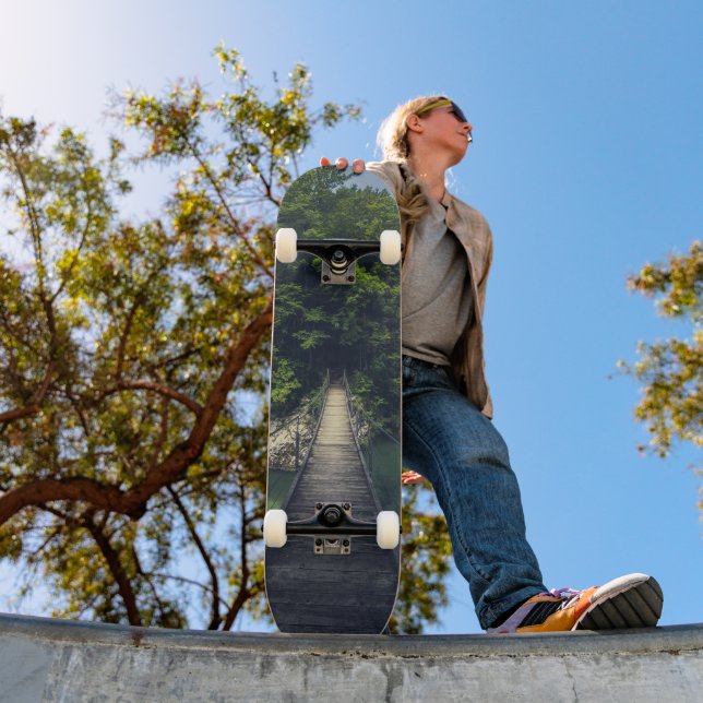 Einfache Hängebrücke über den Fluss Idrijca, Slove Skateboard (Außenbereich 1)