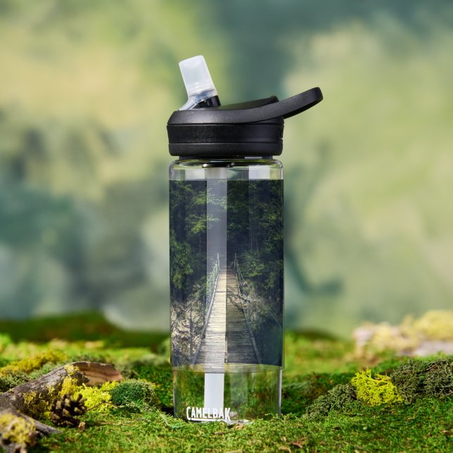 Einfache Hängebrücke über den Fluss Idrijca, Slove Trinkflasche (Außenbereich)