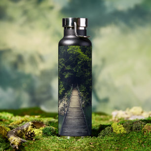 Einfache Hängebrücke über den Fluss Idrijca, Slove Trinkflasche