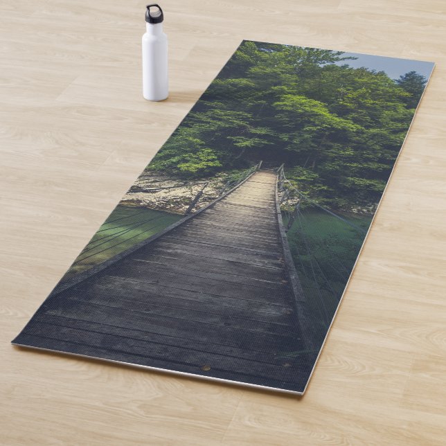 Einfache Hängebrücke über den Fluss Idrijca, Slove Yogamatte (Beispiel)
