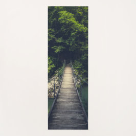 Einfache Hängebrücke über den Fluss Idrijca, Slove Yogamatte