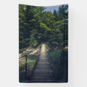Einfache Hängebrücke über den Fluss Idrijca, Slowe Banner
