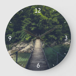 Einfache Hängebrücke über den Fluss Idrijca, Slowe Große Wanduhr