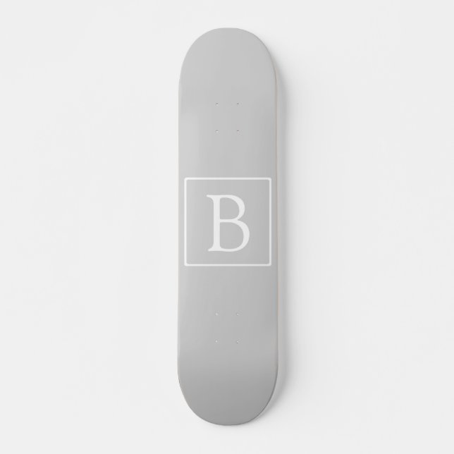 Einfache hellgraue Monogramm Skateboard (Vorne)