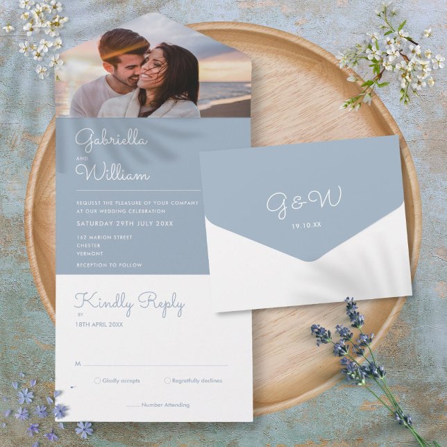 Einfache Hochzeit eines Blue Monogram Script-Fotos All In One Einladung (Simple Script Dusty Blue Monogram Photo Wedding All In One Invitation)