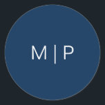 Einfache Hochzeit eines modernen Navy Blue Monogra Runder Aufkleber<br><div class="desc">Einfach und modern in Vollfarben,  blau Hochzeitsaufkleber mit dem Monogramm in einem weißen Sans Serif Schriftart. Die Schriftart- und Hintergrundfarben können beliebig verändert werden. Ein schlichtes und minimalistisches Design,  das dennoch elegant und elegant wirkt. Verwenden Sie diese Aufkleber,  um Ihre Umschläge Siegel oder Beutel zu bevorzugen.</div>