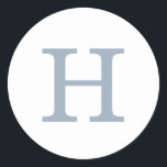 Einfache Hochzeit in dunkelblau und weiß Runder Aufkleber<br><div class="desc">Einfache und dennoch elegante Hochzeitsaufkleber mit dem Monogramm in einem staubblauen Serif-Schriftart auf weißem Hintergrund. Die Schriftart- und Hintergrundfarben können in beliebig viele Farben geändert werden. Ein einfaches und schlichtes Design,  das immer noch als stilvoll erscheint. Diese modernen und minimalistischen Aufkleber machen großartige Umschlag Aufkleber.</div>