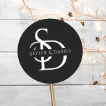 Einfache Hochzeitsmonogramm Personalisiert mit Nam Runder Aufkleber<br><div class="desc">Fügen Sie Ihrer Hochzeit eine personalisierte Touch mit dem Simple Wedding Monogram Personalisiert mit Name Classic Round Aufkleber hinzu. Diese individuellen Hochzeitsaufkleber für Monogramm eignen sich hervorragend zum Versiegeln von Umschlägen, zum Dekorieren von Gastgeschenke Hochzeiten oder zum Hinzufügen eines stilvollen Elements zu Ihrem Schreibgerät. Das elegante Schwarz-Weiß-Design zeichnet sich durch...</div>