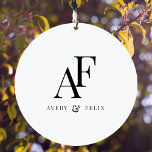 Einfache Hochzeitsmonogramm Schwarz/Weiß Windspiel<br><div class="desc">Ein einfaches Hochzeitsmonogramm-Design mit klassischer traditioneller Typografie in schwarz auf weiß in einem eleganten Stil. Der Text lässt sich einfach mit Ihren Namen für das perfekt personalisierte Design anpassen!</div>
