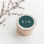 Einfache Jasper Green Wedding Monogram Runder Aufkleber<br><div class="desc">Einfache und auffällige Hochzeitskleber fügen Ihren Hochzeitseinladungen ein elegantes Finish hinzu. Das solide Jasper-grüne Design zeigt Ihre Initialen in Weiß vor einem schick schmuckfarbenen Hintergrund,  der ein Kreuz zwischen Jägergrün und dunkel aquamarin ist. Entworfen,  um mit unserer Hochzeitskollektion Sanibel zu koordinieren.</div>
