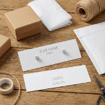 Einfache Karte mit weißem Ohrring<br><div class="desc">Zeigen Sie Ihre Marke ab und behielt Sie Ihre Produkte, organisiert und geschützt mit diesem einfachen und modernen Ohrring-Display-Inhaber mit bearbeitbarem Text und zwei bedruckten Lochmarkierungen für Ihre Ohrringe. Perfekt für den Einsatz in Ihrem Schaufenster, im Geschäft oder in Social Media. Mit der hellgrauen Hintergrundfarbe kann sich Ihr Schmuck wirklich...</div>