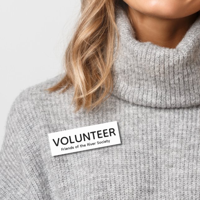 Einfache Kennnummer des klassischen Volunteer-Abze Namensschild (Woman in gray sweater wearing this customizable volunteer name tag badge in black and white.)