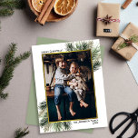 Einfache Kiefernzweige & Gold-Foto-Rahmen Weihnach Feiertagskarte<br><div class="desc">Diese Weihnachtskarte ist einfach und elegant. Es zeigt Ihr Foto in einem vergoldeten Rahmen aus Imitaten mit Kiefernästen in den Ecken. Der minimalistische Gruß lautet "Frohe Weihnachten" mit Platz für Ihre Unterschrift und das Jahr unten. Klassische und stilvolle Art,  Urlaubsgrüße zu versenden.</div>