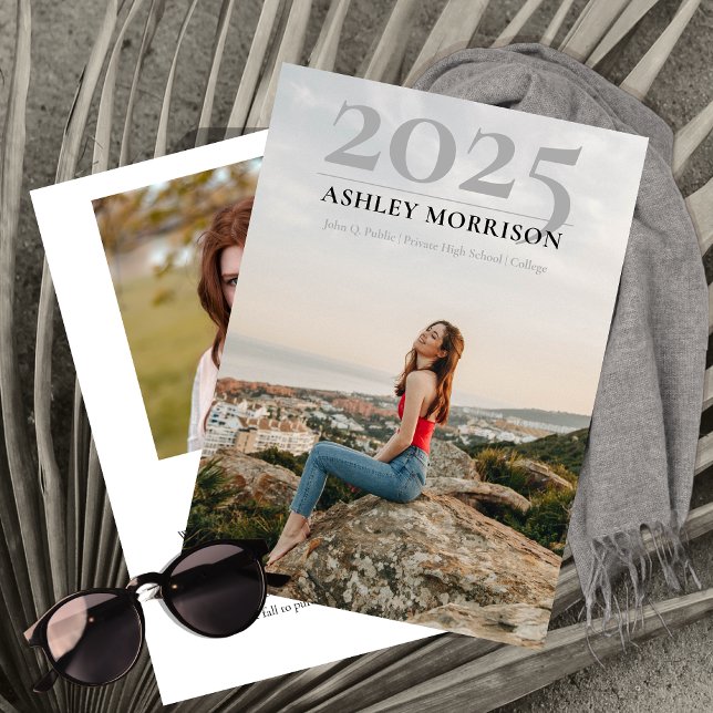 Einfache Klasse 2025 Zwei-Foto-Abschluss Einladung (Simple and Classy 2025 Two Photo Collage Graduation Announcement - Print | Download)