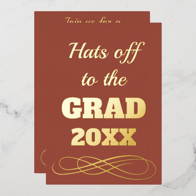 Einfache Klasse Terracotta Hats Off to Grad Folieneinladung (Vorderseite/Rückseite)