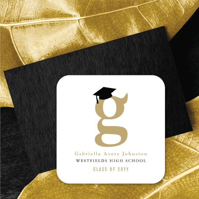 Einfache Klassik Grad Monogramm Moderne Graduierun Quadratischer Aufkleber (Simple Classic Grad Monogram Modern Graduation Cap Classic Square Sticker @ zazzle.com/color_therapy)