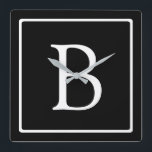 Einfache klassische Monogramm | Schwarz mit weißem Quadratische Wanduhr<br><div class="desc">Minimal und elegant.</div>