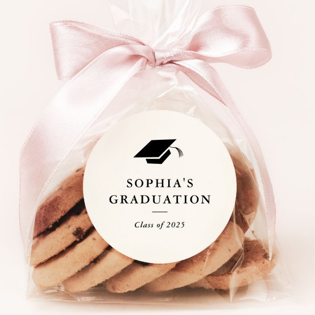 Einfache klassische Schwarz-Weiß-Abschluss-Gefalle Runder Aufkleber (Simple classic graduation party favor sticker.)