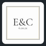 Einfache klassische Wedding Monogram Square Aufkle Quadratischer Aufkleber<br><div class="desc">Einfach klassisches typografisches Monogramm mit Hochzeitdatum eckiger Aufkleber. Dünne,  zweigestreifte Grenze in Gold und Schwarz.</div>