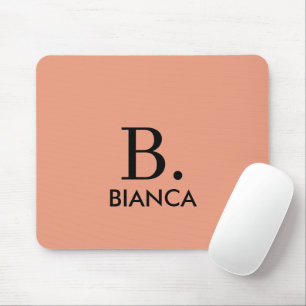 Einfache Korallenrosa-Minimalmonogramm Mousepad