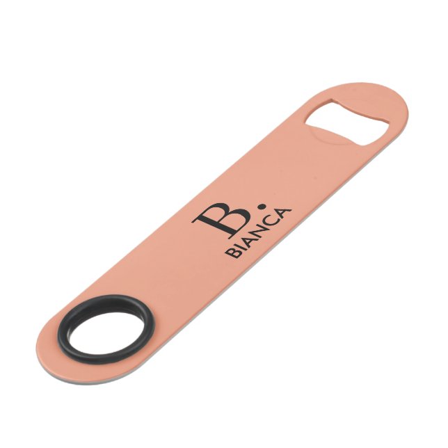 Einfache Korallenrosa-Minimalmonogramm Speed Flaschenöffner (Vorderseite Schrägansicht)