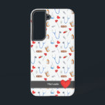 Einfache Krankenversicherung Samsung Galaxy Hülle<br><div class="desc">Wenn Sie ein stilvolles und einzigartiges Handy suchen, dann Karo aus diesem White Medical Equipment Pattern und Red Heart Samsung Galaxy S22 Case! Dieser Fall ist perfekt, um Ihre Persönlichkeit zu zeigen, und er wird sicher den Kopf drehen, wenn Sie ihn in der Öffentlichkeit herausziehen. Außerdem bietet es einen großartigen...</div>