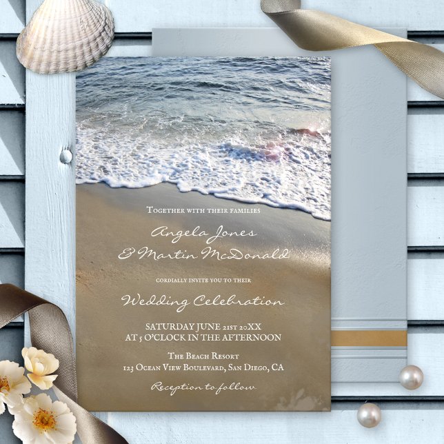 Einfache künstlerische Hochzeit in Urlaubsort oder Einladung (Elegant yet simple wedding invitation featuring an artistic design of waves flowing on the beach)