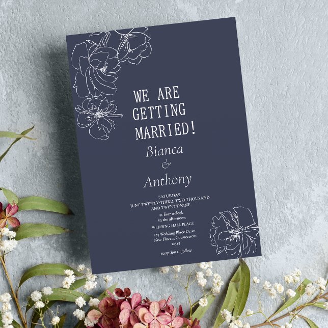 Einfache lila Blütenhochzeit Einladung (Simple dark purple white peony floral wedding)