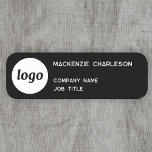 Einfache Logo-Minimalistische schwarze Bezeichnung Namensschild<br><div class="desc">Einfach und minimalistisch - die perfekte Lösung, um sich oder Ihr Team bei Veranstaltungen, Meetings, Messen, Einzelhandel oder beruflichen Veranstaltungen klar und elegant zu identifizieren. Mit einem sauberen und modernen Design mit Firmenlogo, Firmenname, Firmenname und Jobtitel in einem klaren und leicht lesbaren Format. Der minimalistische Stil sorgt dafür, dass er...</div>