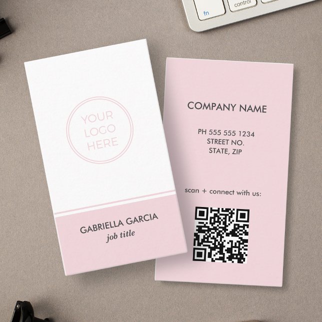 Einfache Logo-QR-Code-Visitenkarte in Rosa Visitenkarte (Card is shown in 3.5 x 2 inches. Choose size, corner and paper type. Packs come in 50 cards.)
