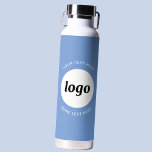 Einfache Logos und Text-Business Blau Trinkflasche<br><div class="desc">Einfaches Logo und benutzerdefiniertes Textdesign,  um die Markenloyalität zu fördern und Ihr kleines Unternehmen zu fördern. Ersetzen Sie das Logo durch Ihr eigenes,  und ändern oder löschen Sie den oberen und unteren Text,  um es anzupassen. Perfekt für Werbezwecke und für Mitarbeiter,  Kunden und Kunden.</div>