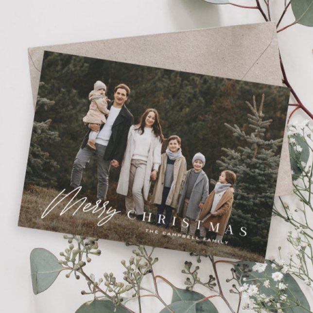 Einfache Merry Script 3 Foto Weihnachten (Simple Merry Christmas Photo Holiday Card with modern handwritten script overlay typography.)