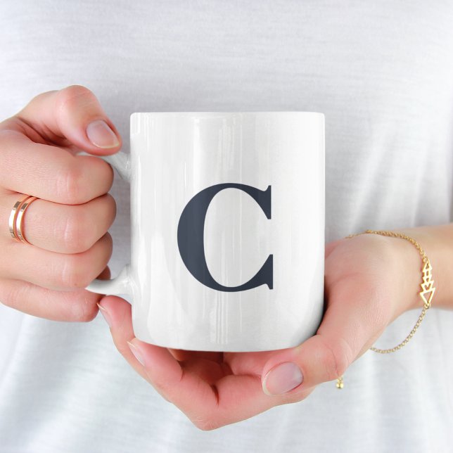 Einfache Minimal Blue Initial Letter Monogram Kaffeetasse (Von Creator hochgeladen)