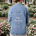 Einfache Minimal Mrs. Est. Datumsplatz Jeansjacke<br><div class="desc">Niedlich und leicht zu personalisieren Jean Jacke für Ihre Hochzeit! Beides schmückt für Fotos und einen Sake. Ändern Sie den Nachnamen und das Hochzeitsjahr zu Ihrem eigenen Datum! Auch macht ein gutes Geschenk für Brautpartys,  Junggeselinnen-Abschied und mehr. Personalisierte einfache Minimal-Heiratsskript-Ehefrau Est. Date Bride Denim Jacket.</div>