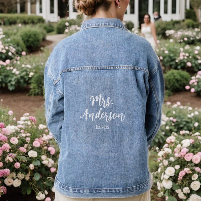 Einfache Minimal Mrs. Est. Datumsplatz Jeansjacke (Personalized Wedding Script Est. Date Denim Jacket)