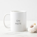 Einfache minimale Grauweiß-Anwendung auf MUTE Kaffeetasse<br><div class="desc">Einfache minimale graue Tasse auf MUTE Kaffee - anpassbarer TEXT UND FARBEN</div>