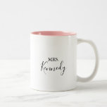 Einfache Minimalistische Frau Newlywed Bride Zweifarbige Tasse<br><div class="desc">Diese schlichte minimalistische Tasse von frisch verheirateten Brautkaffees ist ein perfektes Geschenk an die Braut oder Braut für einen modernen Polterabend. Das einfache und elegante Design zeichnet sich durch klassische und extravagante Schriftzeichen in Schwarz und Weiß aus.</div>