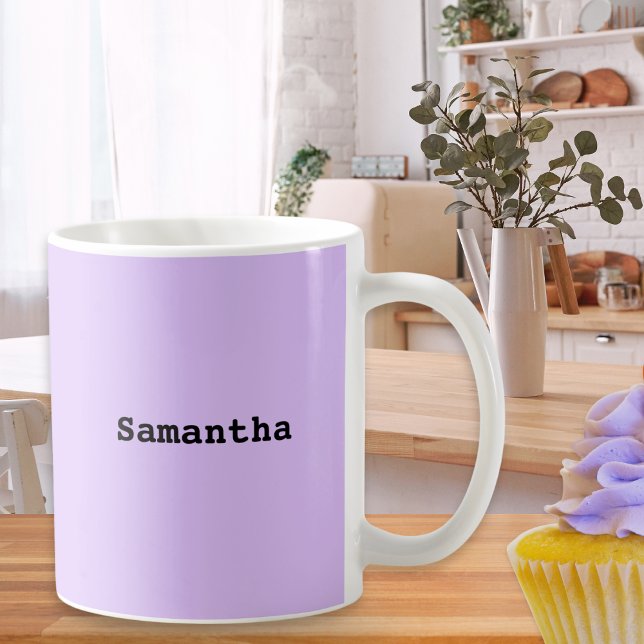 Einfache Minimalistische Lilac-Bezeichnung Kaffeetasse (A stylish minimalist mug, personalized with a name in black lettering on a pretty lilac background)
